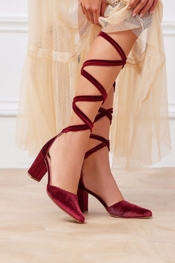 κόκκινα βελούδινα γυναικεία παπούτσια