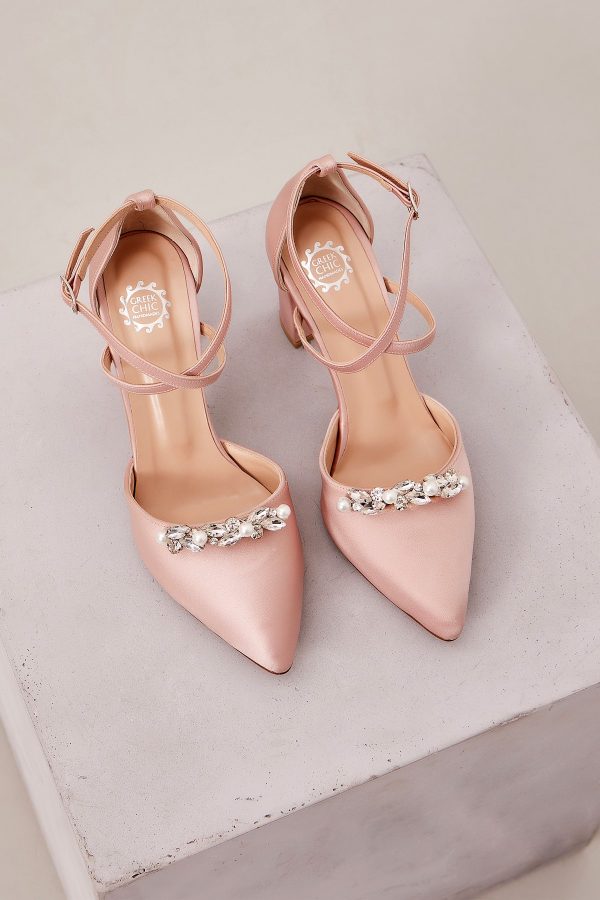 pointed toe satin shoes