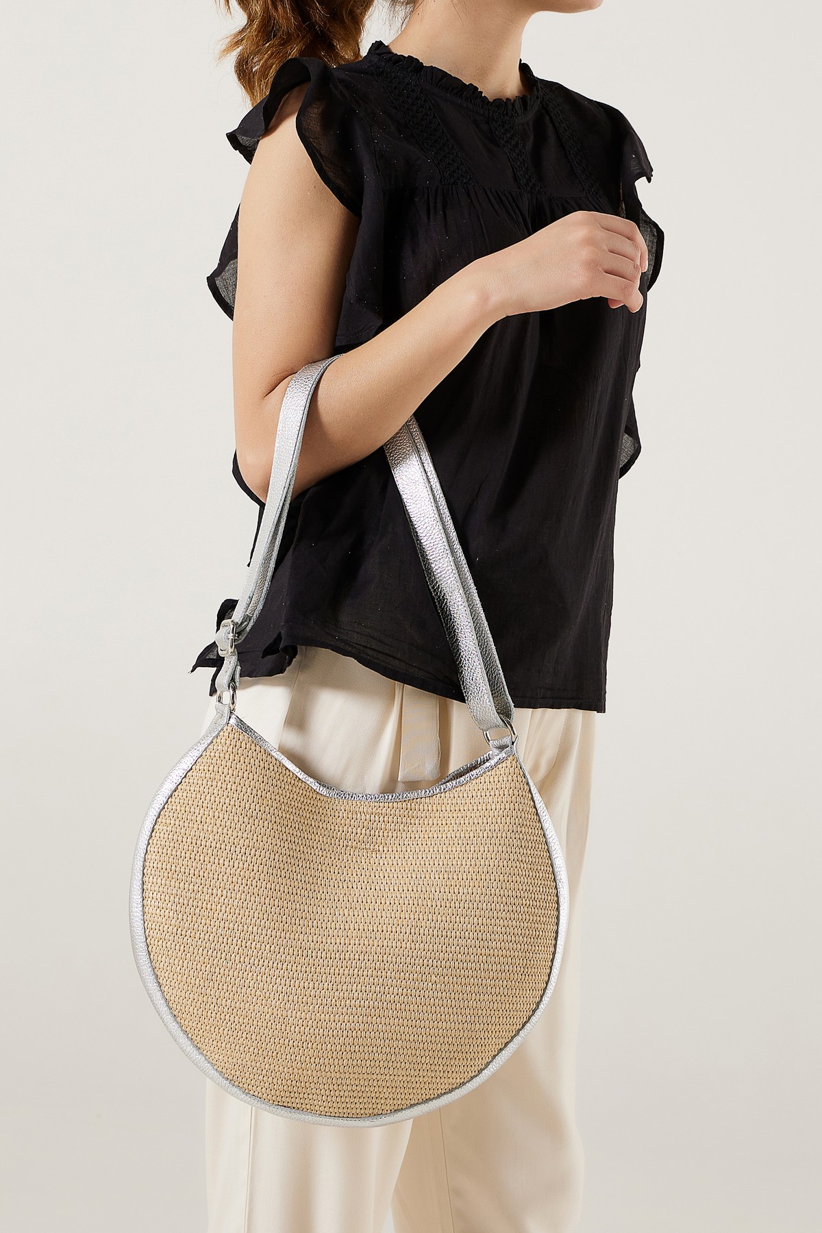 Round straw bag with leather